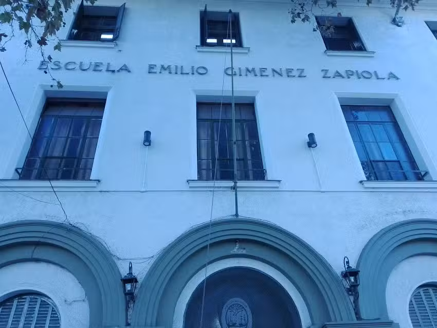 Escuela De Jornada Completa N 3 De 12 Emilio Giménez Zapiola