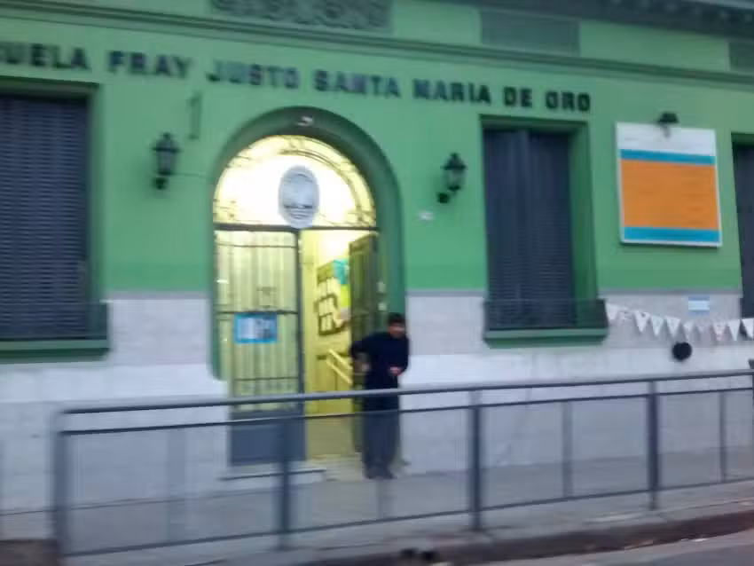 Escuela Fray Justo Santa María de Oro No 16 De14