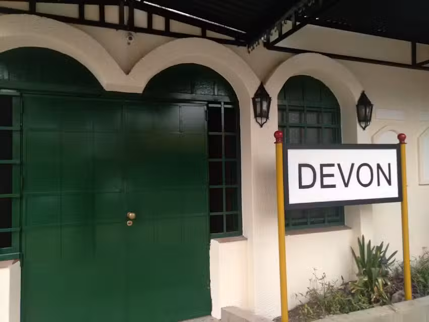 Escuela Modelo Devon Villa Luzuriaga